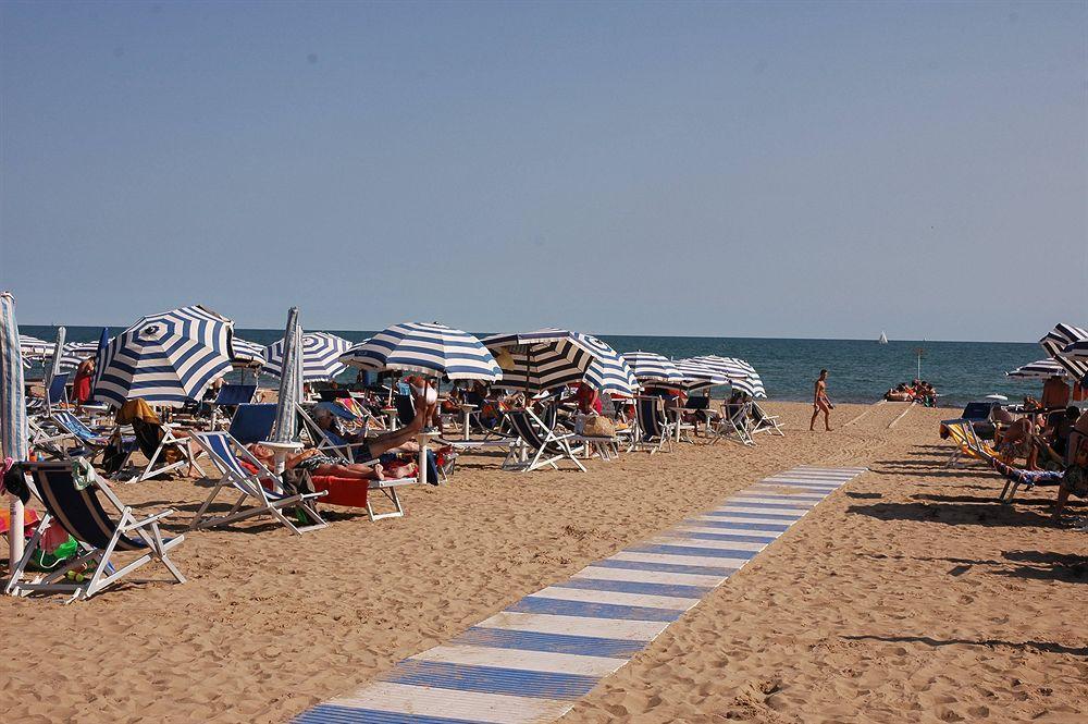 Hotel Moderno Lido di Jesolo Exterior photo